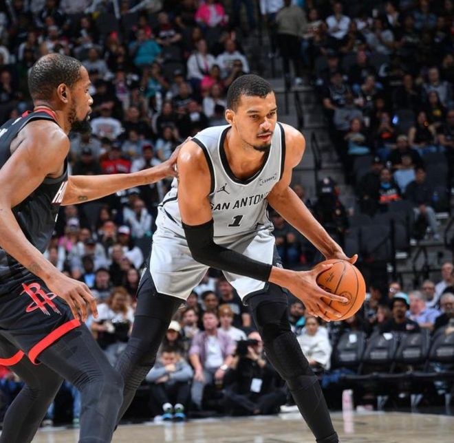 马刺大胜火箭文班亚马29分统治攻防