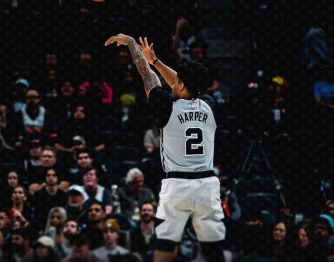 马刺大胜火箭文班亚马29分统治攻防