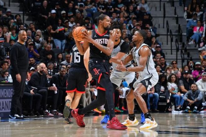 马刺大胜火箭文班亚马29分统治攻防