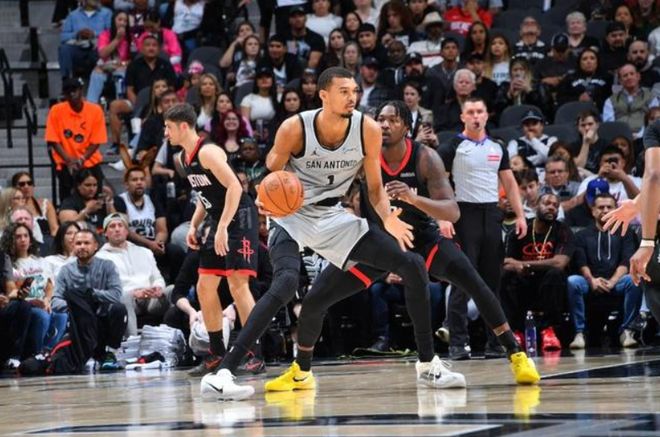 马刺大胜火箭文班亚马29分统治攻防