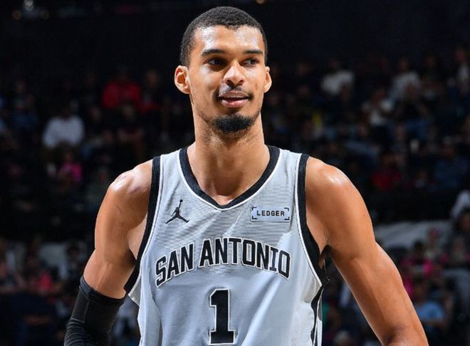 马刺大胜火箭文班亚马29分统治攻防