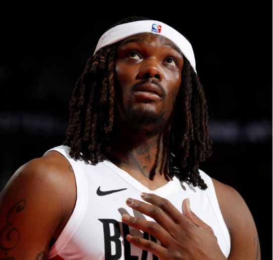 杨瀚森季后赛首秀遭质疑 罗威准两双成关键先生