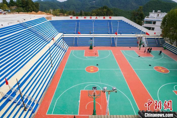 黔东南州队6865力克遵义市队 捧起村BA总决赛冠军