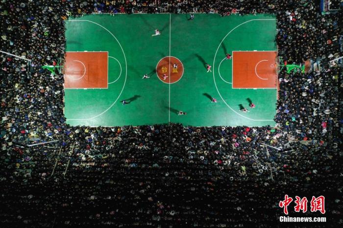 黔东南州队6865力克遵义市队 捧起村BA总决赛冠军