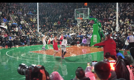 黔东南州队6865力克遵义市队 捧起村BA总决赛冠军