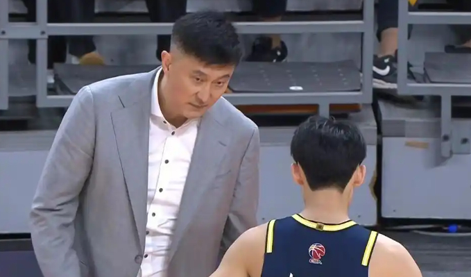广东男篮季后赛首战惨败广州男篮 徐昕率队完成