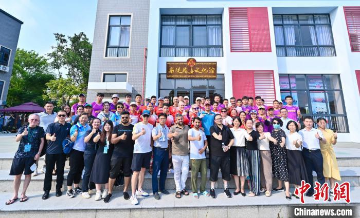 29日，第四届广东中外青年体育对话会参会嘉宾到佛山顺德龙舟俱乐部乐从训练基地参观、体验。　主办方供图